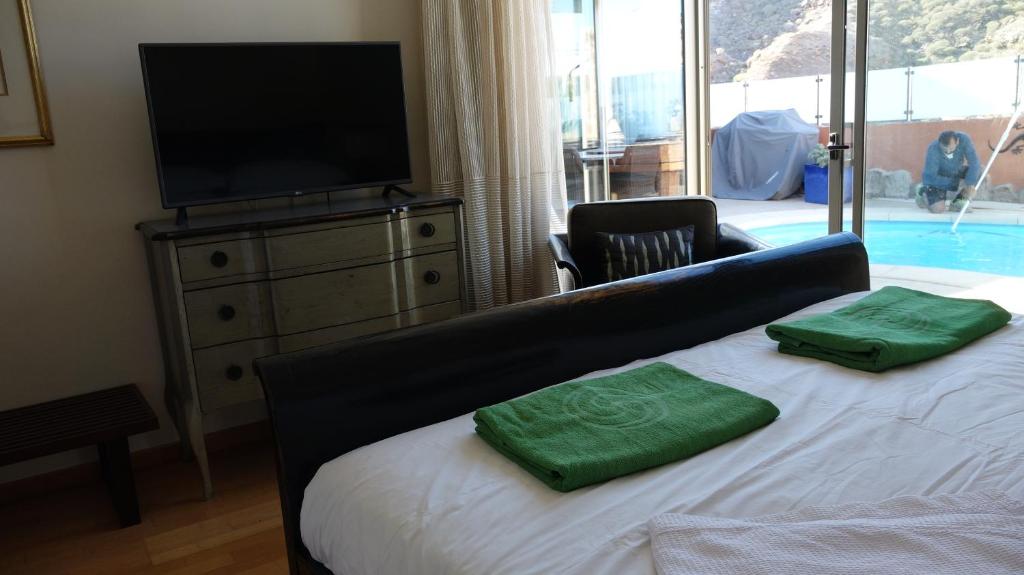 Bazén v ubytovaní VILLA DE LUXE 5***** golf - piscine chauffée - home cinéma - billard alebo v jeho blízkosti