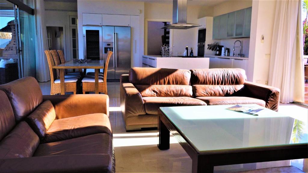 Posedenie v ubytovaní VILLA DE LUXE 5***** golf - piscine chauffée - home cinéma - billard