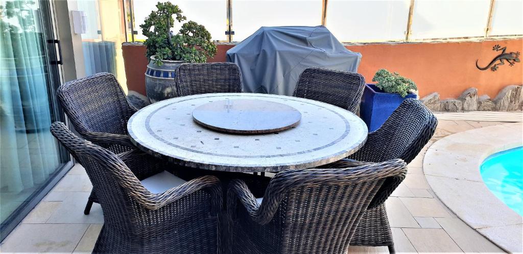 Bazén v ubytovaní VILLA DE LUXE 5***** golf - piscine chauffée - home cinéma - billard alebo v jeho blízkosti