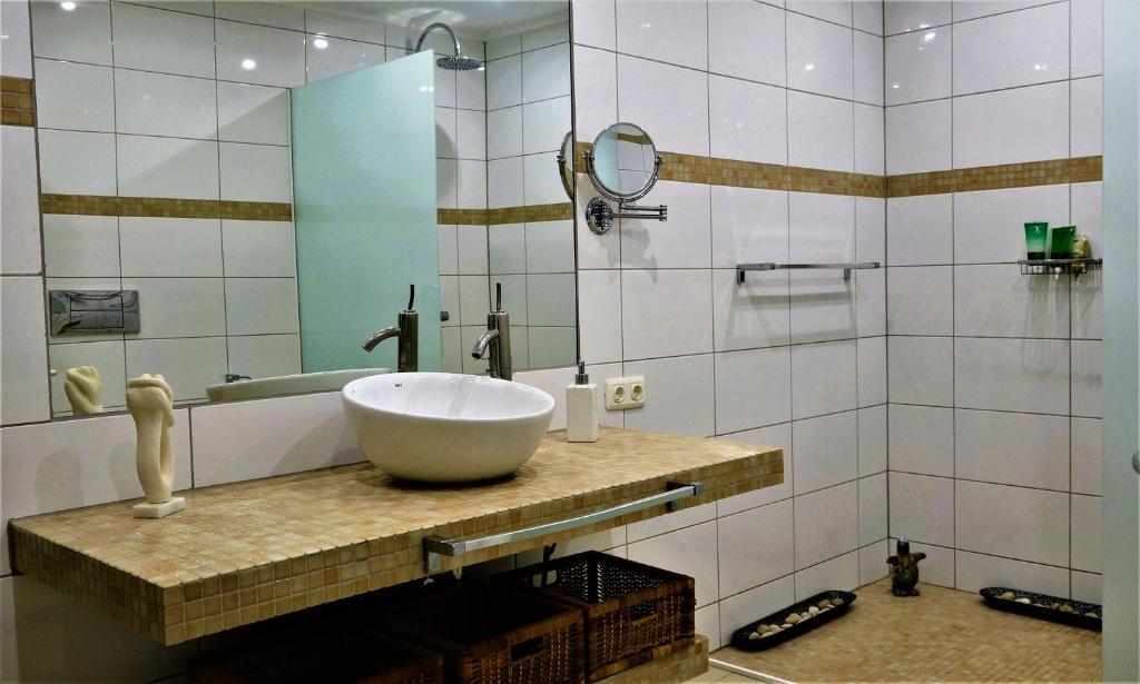 Kúpeľňa v ubytovaní VILLA DE LUXE 5***** golf - piscine chauffée - home cinéma - billard