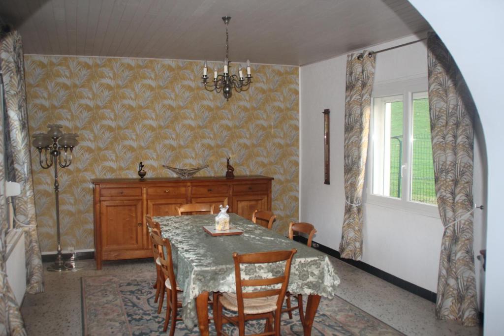 gite du lincret في Frencq: غرفة طعام مع طاولة وكراسي ونافذة