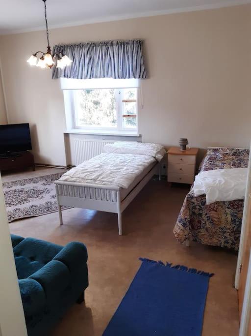 1 dormitorio con cama, ventana y sofá en Willa Witsari 35m2 asunto en Kokkola