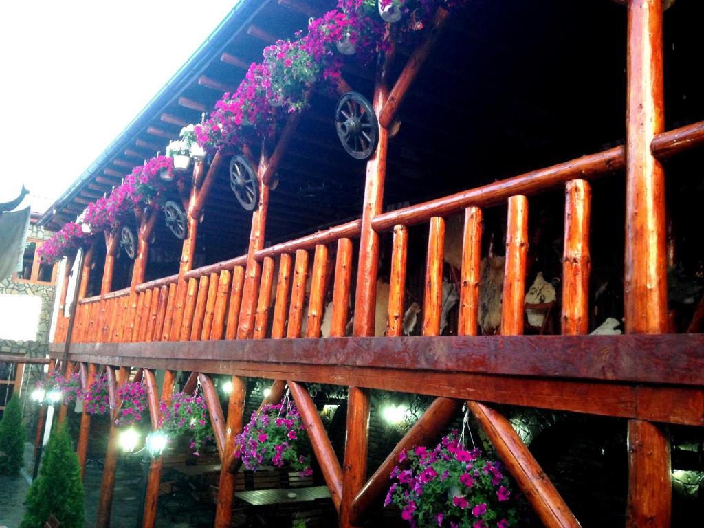 a wooden fence with lots of flowers on it at Pensiunea Adriano in Brăila