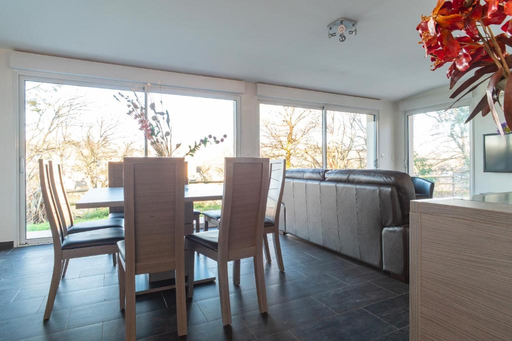 Kuchnia lub aneks kuchenny w obiekcie Le Fusain - Maison climatisée pour 6
