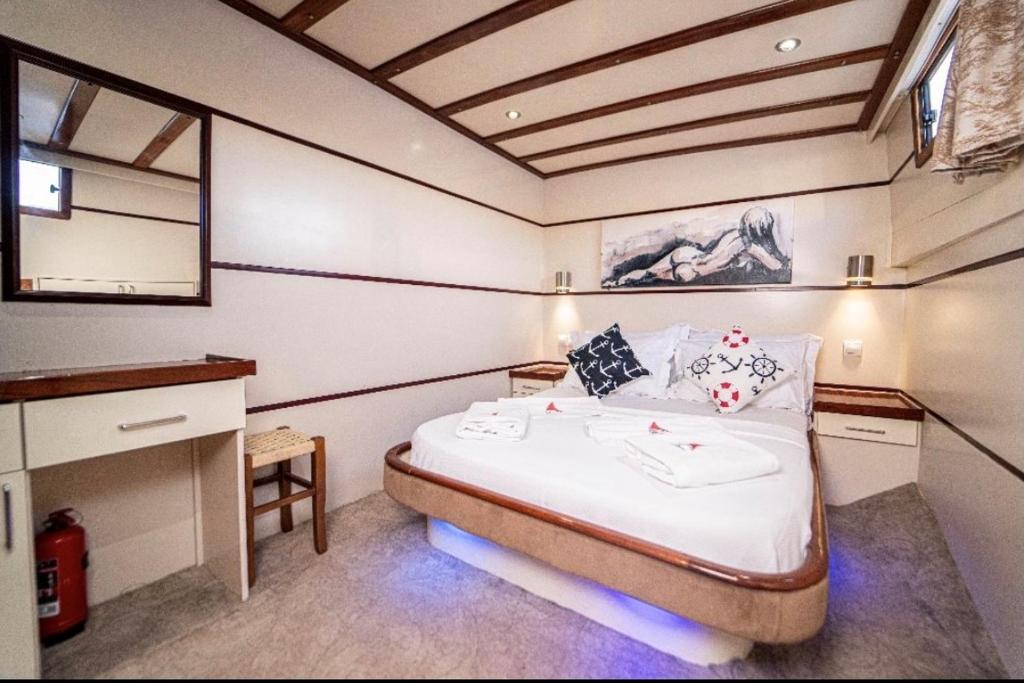a small bedroom with a bed and a desk at HKA NETA YACHTING in Göcek
