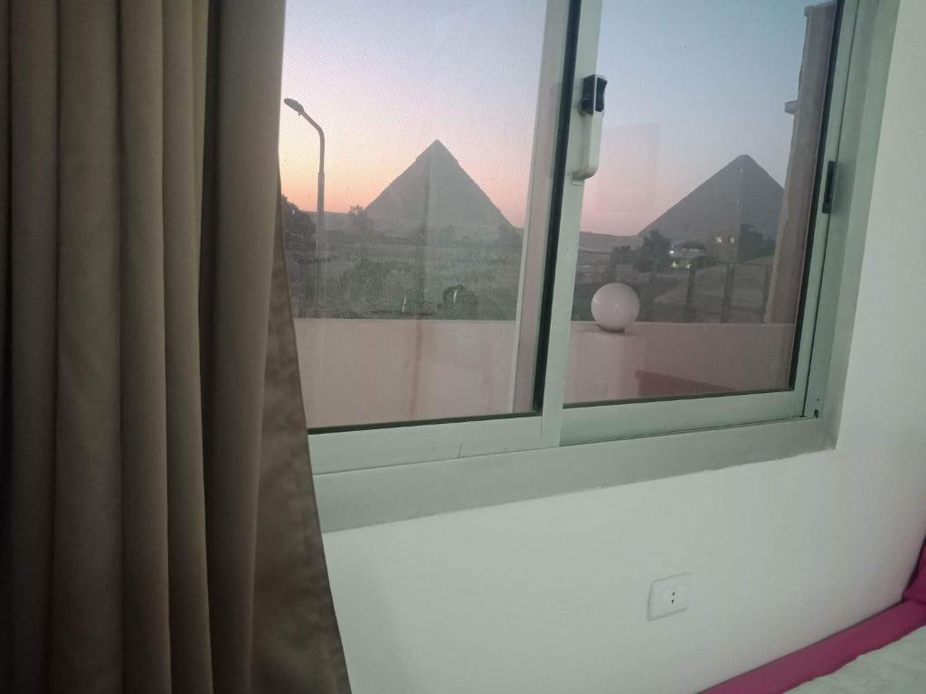 uma vista para as pirâmides a partir de uma janela num quarto em shahbor 2pyramids view no Cairo