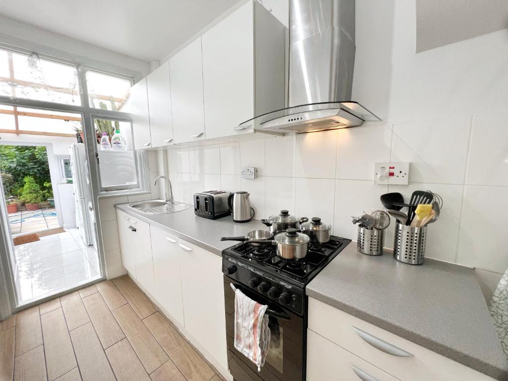 Luxurious House near Excel- Air Conditioning, 9 Beds, 2 Baths, Garden, fast WiFi photo