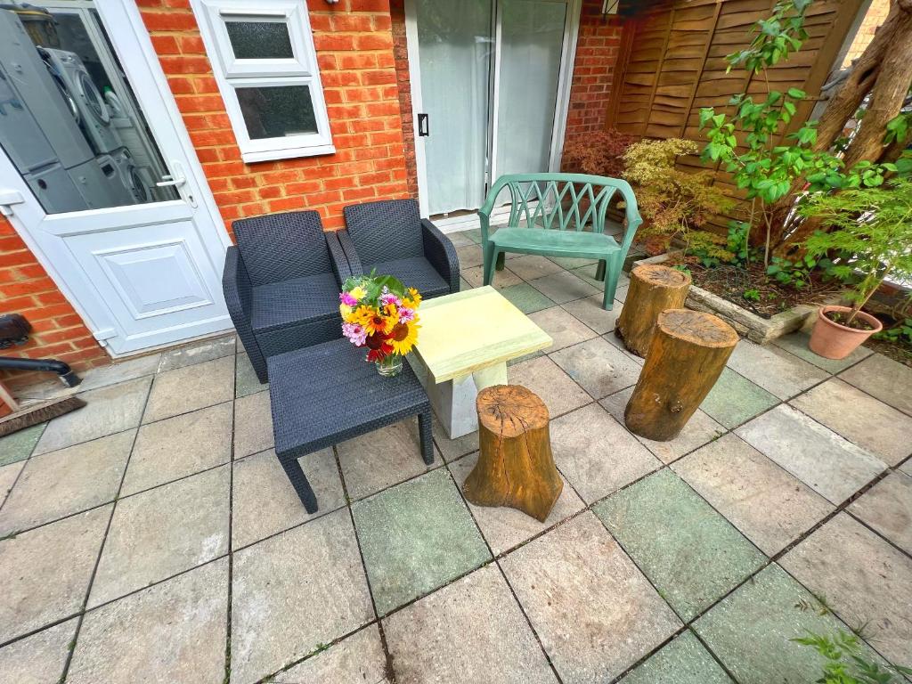 Patio nebo venkovní prostory v ubytování Luxurious House near Excel- Air Conditioning, 9 Beds, 2 Baths, Garden, fast WiFi