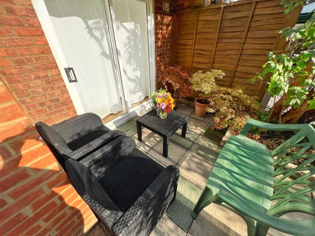 Luxurious House near Excel- Air Conditioning, 9 Beds, 2 Baths, Garden, fast WiFi photo
