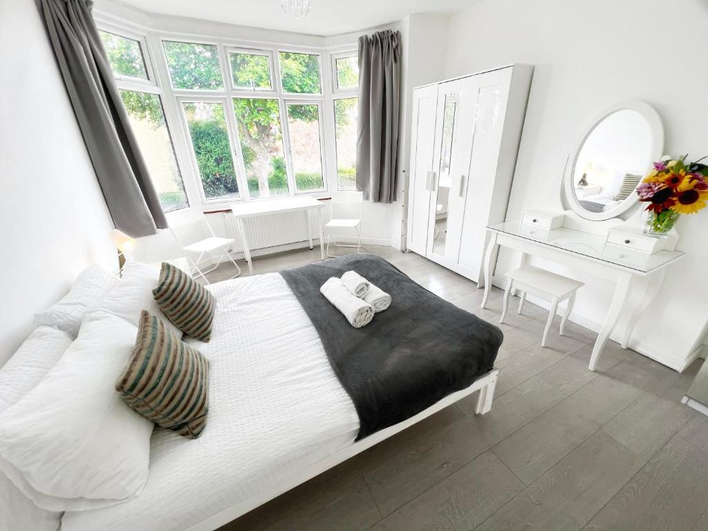Luxurious House near Excel- Air Conditioning, 9 Beds, 2 Baths, Garden, fast WiFi photo