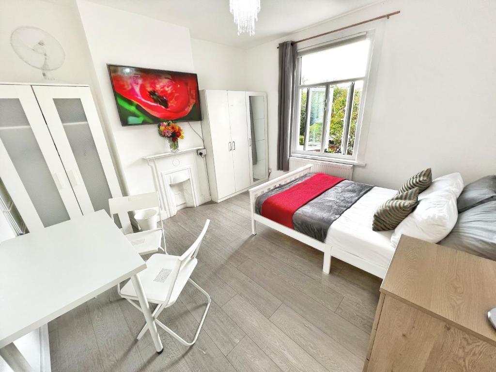 Postel nebo postele na pokoji v ubytování Luxurious House near Excel- Air Conditioning, 9 Beds, 2 Baths, Garden, fast WiFi