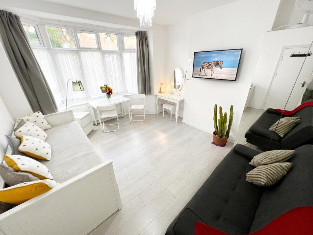 Posezení v ubytování Luxurious House near Excel- Air Conditioning, 9 Beds, 2 Baths, Garden, fast WiFi