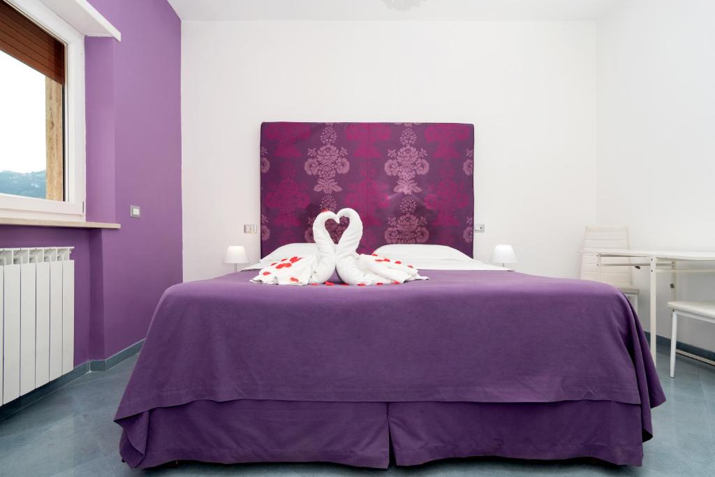 A bed or beds in a room at Guest House Emily Suites Sorrento