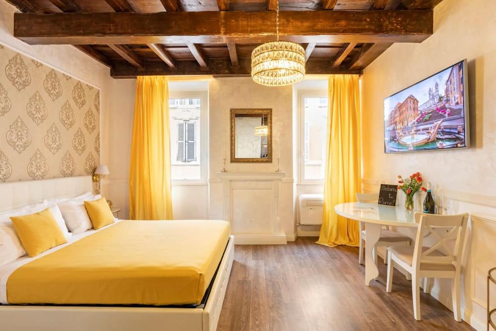 - une chambre avec un lit, une table et des rideaux jaunes dans l'établissement Frattina Elegance Suite, à Rome