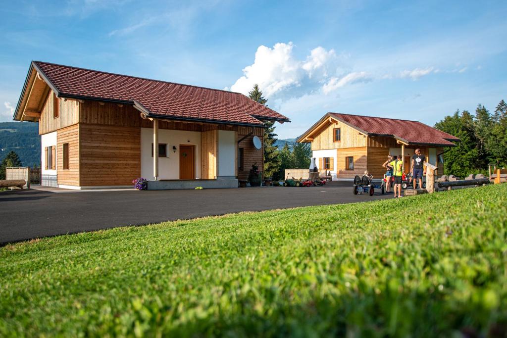 a couple standing in front of a house at Chalets und Apartments Hauserhof Nassfeld in Schlanitzen