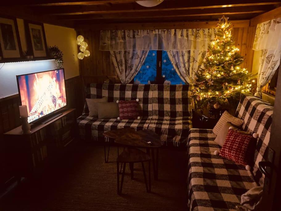 TV a/nebo společenská místnost v ubytování Útulná chaloupka na Valašsku