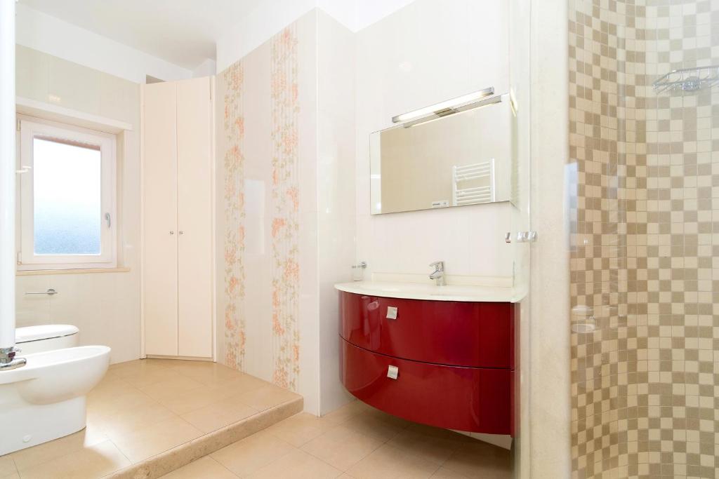 A bathroom at Guest House Emily Suites Sorrento