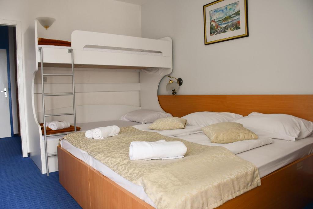 Postel nebo postele na pokoji v ubytování Hotel Sirena Hvar