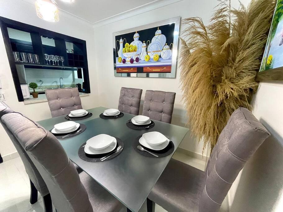 a dining room with a table and chairs at Apartamento Cómodo & Seguro in Santo Domingo