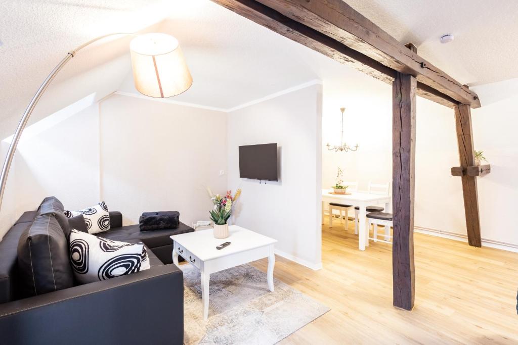 een woonkamer met een bank en een tafel bij Ferienwohnung Ziesing Gernrode in Gernrode - Harz