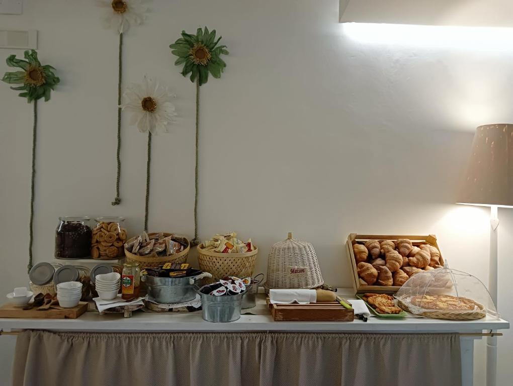 einen Tisch mit Lebensmitteln und anderen Gegenständen darauf in der Unterkunft Hotel Petit in Silvi Marina