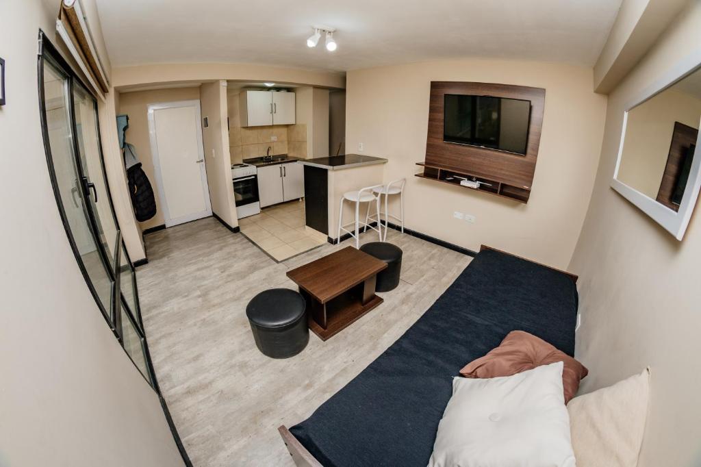 烏斯懷亞的住宿－Centrico, Comodo, Calido，客厅和厨房的顶部景致