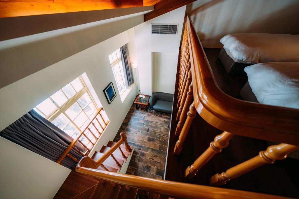 馬公市的住宿－中央旅社，享有高空美景,设有一张床和楼梯