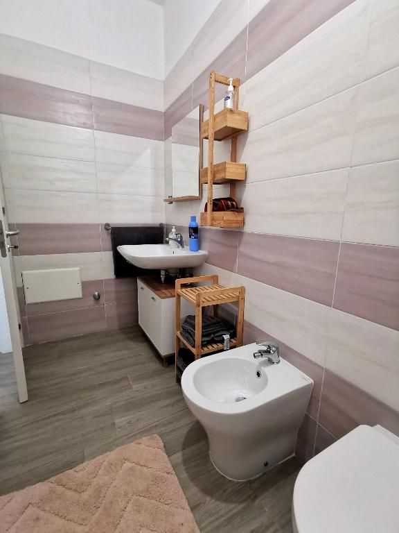 A bathroom at Casa Lucia Torre Pali (Salento)