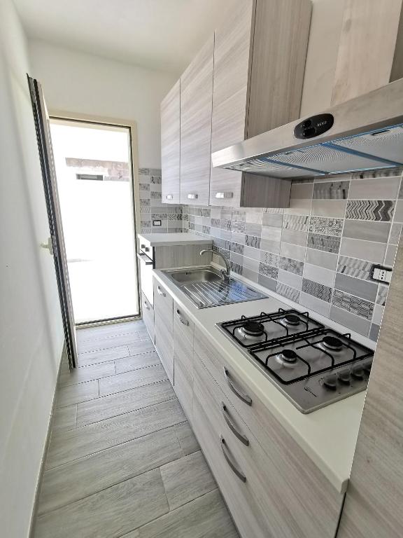 A kitchen or kitchenette at Casa Lucia Torre Pali (Salento)