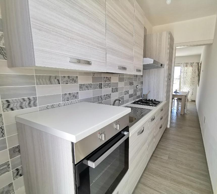 A kitchen or kitchenette at Casa Lucia Torre Pali (Salento)