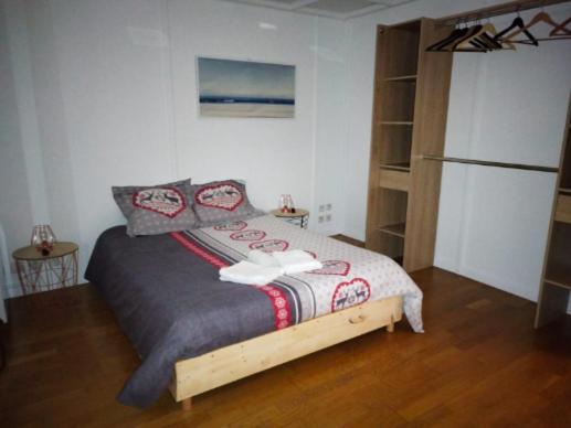 een slaapkamer met een bed in een kamer bij Appartement aux Airelles in Embrun