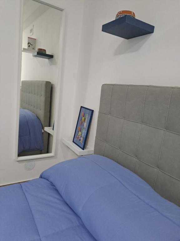 1 dormitorio con cama y espejo en supportico home en Nápoles