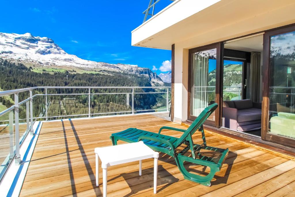un balcon avec des chaises et une table et des montagnes dans l'établissement Penthouse 3-bedroom apartment, mountain views, large terrasse, piste access, à Flaine