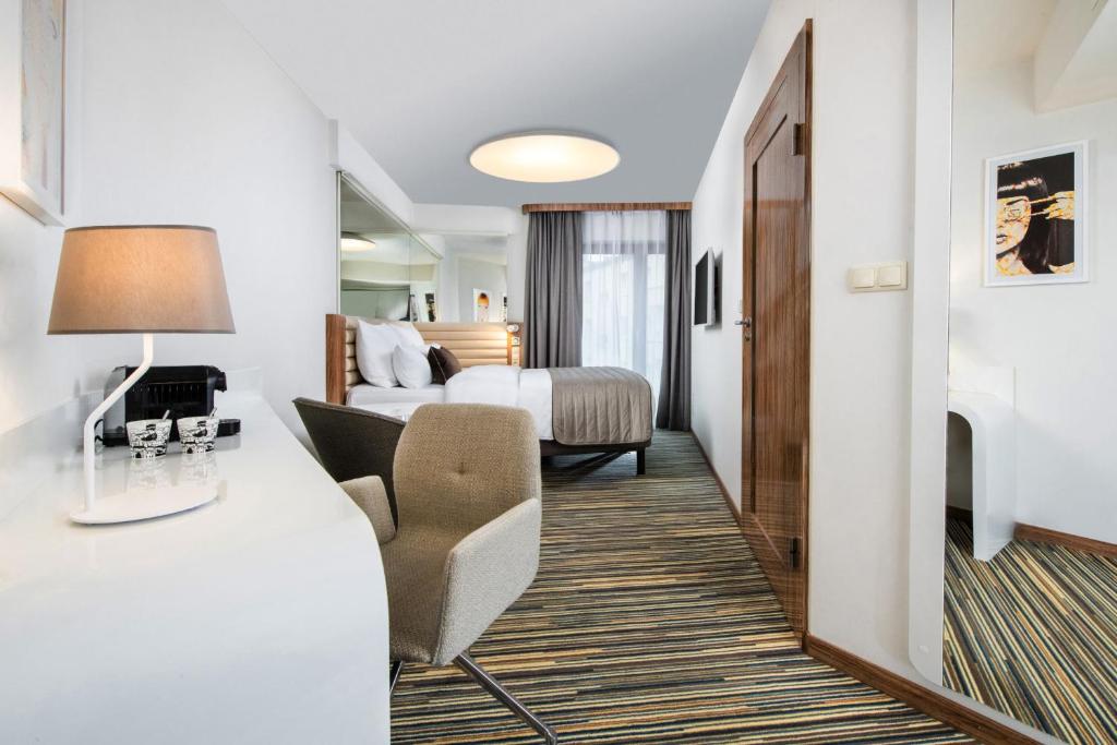 Postel nebo postele na pokoji v ubytování Leonardo Boutique Hotel Krakow City Center