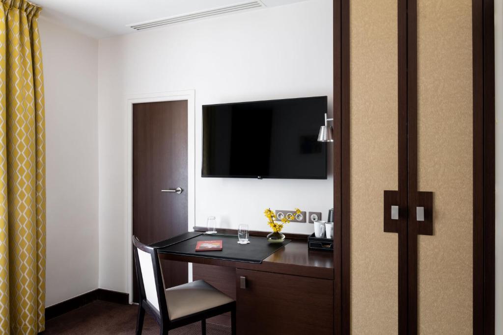 Hôtel Le Colisée - Resim 5