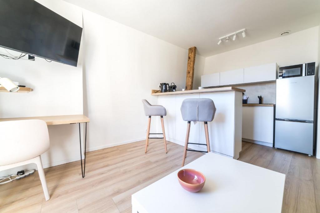 Kuchyňa alebo kuchynka v ubytovaní Logis Cosy sur la Guierle - 1 Chambre