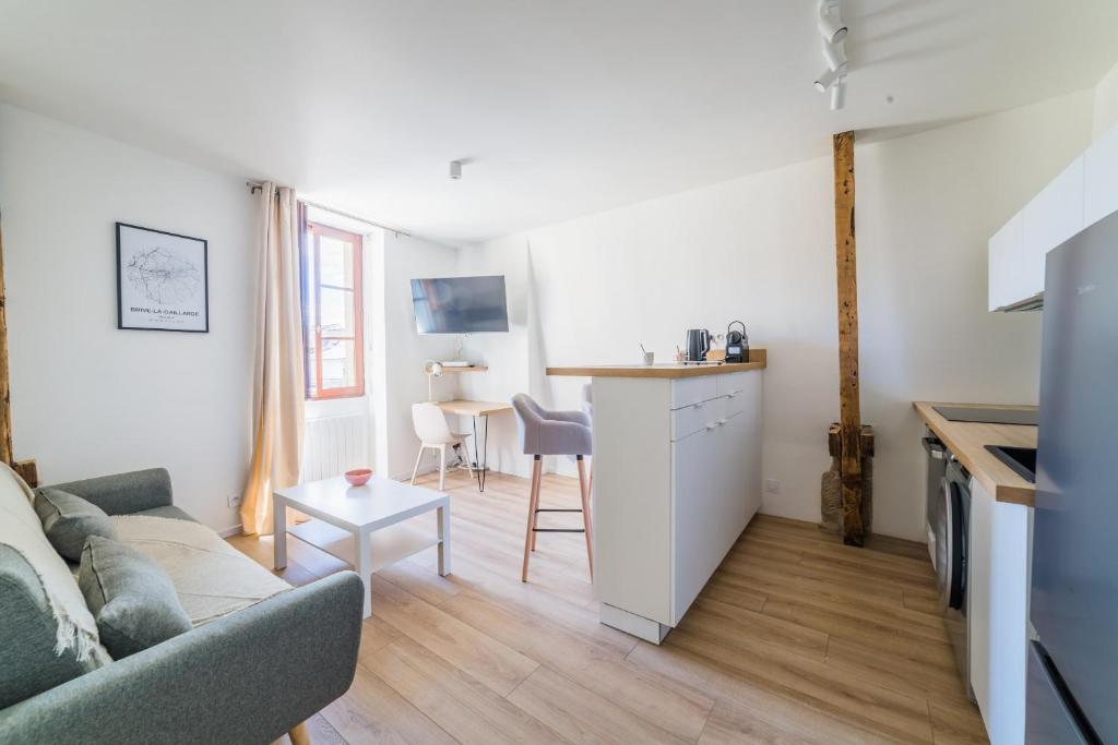 Kuchyňa alebo kuchynka v ubytovaní Logis Cosy sur la Guierle - 1 Chambre
