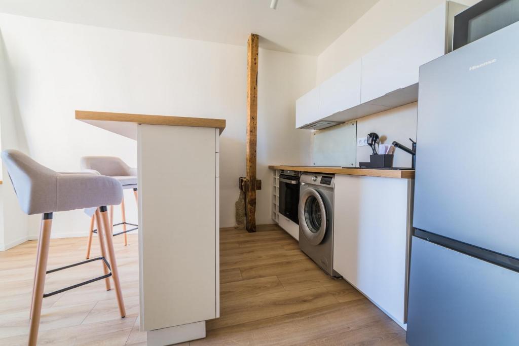 Kuchyňa alebo kuchynka v ubytovaní Logis Cosy sur la Guierle - 1 Chambre