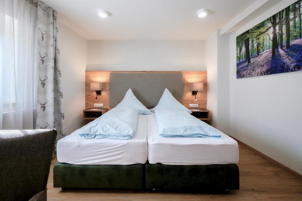 Postel nebo postele na pokoji v ubytování Landhotel Zum Jägerstöckl