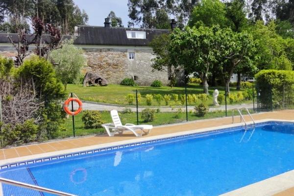 basen z krzesłem obok domu w obiekcie CASA DO CRUCEIRO - RÍAS BAJAS w mieście Tomiño