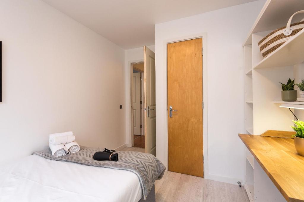 Postel nebo postele na pokoji v ubytování Modern Spacious 3 Bedroom City Centre Apartment - Free Parking - Private Balcony