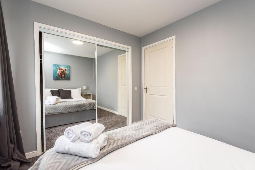 Postel nebo postele na pokoji v ubytování Modern Spacious 3 Bedroom City Centre Apartment - Free Parking - Private Balcony