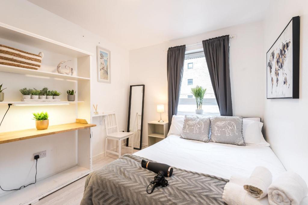 Postel nebo postele na pokoji v ubytování Modern Spacious 3 Bedroom City Centre Apartment - Free Parking - Private Balcony