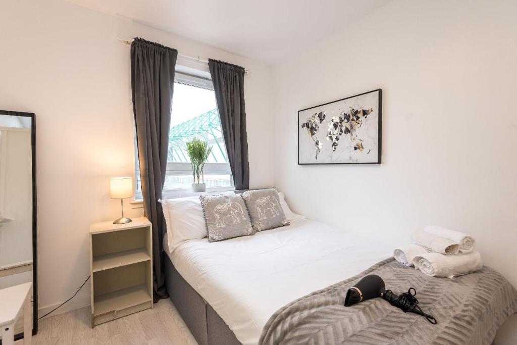 Postel nebo postele na pokoji v ubytování Modern Spacious 3 Bedroom City Centre Apartment - Free Parking - Private Balcony