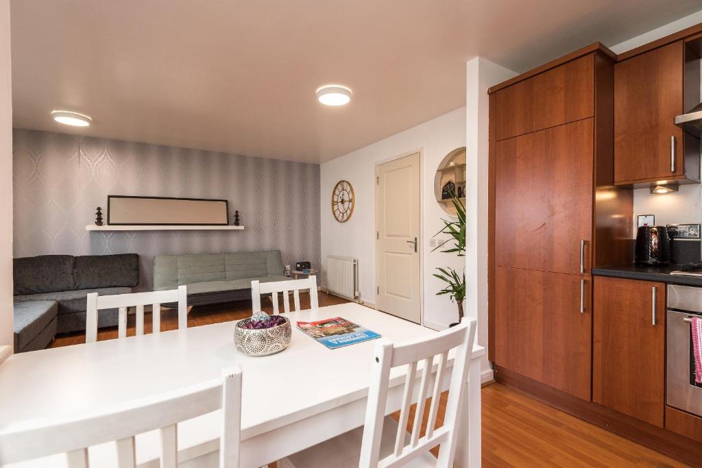 Kuchyň nebo kuchyňský kout v ubytování Modern Spacious 3 Bedroom City Centre Apartment - Free Parking - Private Balcony