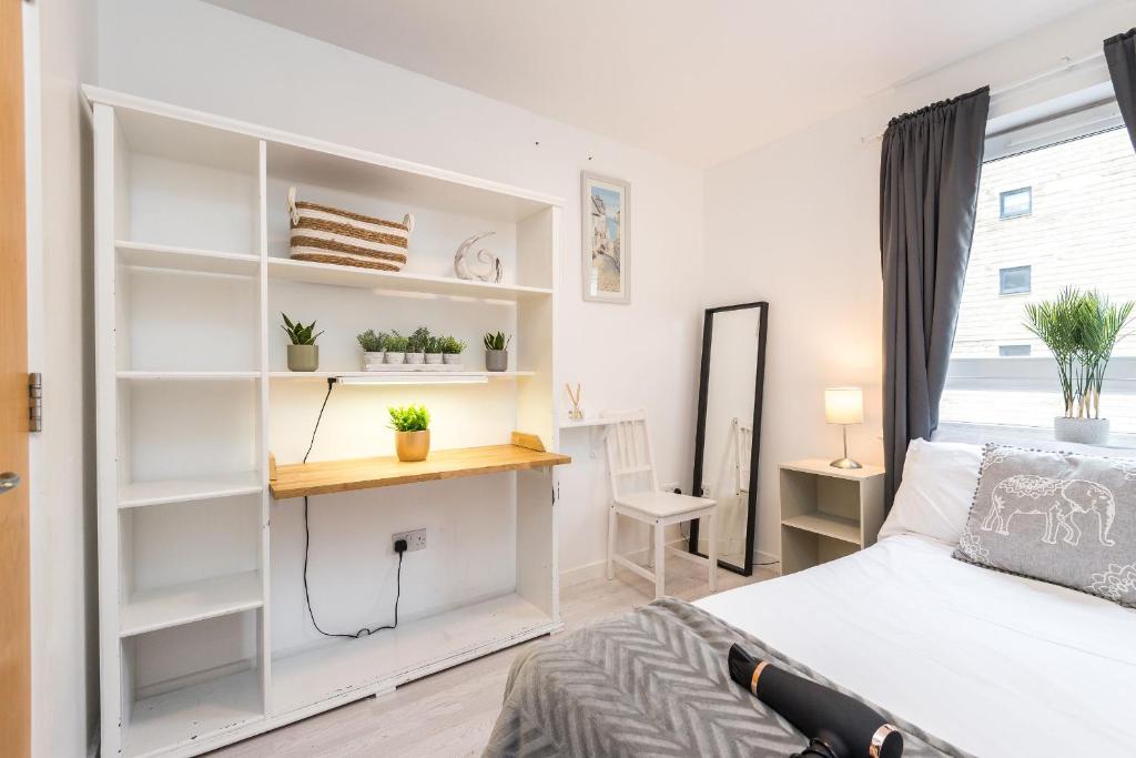 Postel nebo postele na pokoji v ubytování Modern Spacious 3 Bedroom City Centre Apartment - Free Parking - Private Balcony