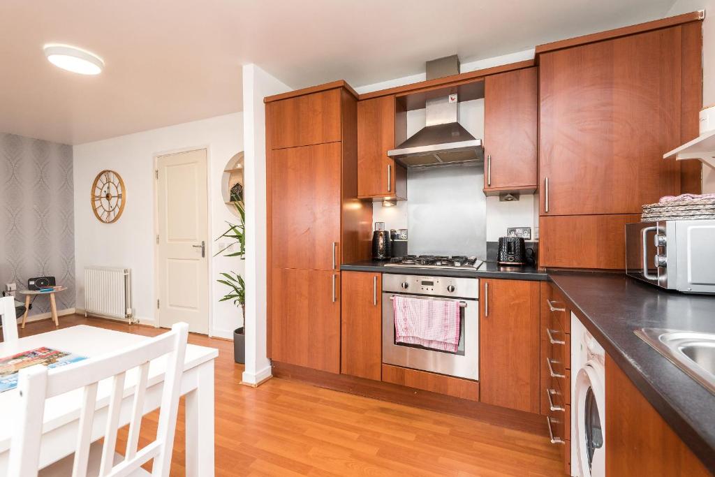 Kuchyň nebo kuchyňský kout v ubytování Modern Spacious 3 Bedroom City Centre Apartment - Free Parking - Private Balcony