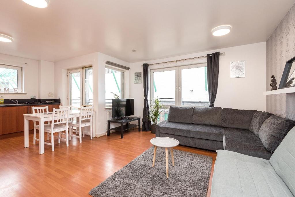 Posezení v ubytování Modern Spacious 3 Bedroom City Centre Apartment - Free Parking - Private Balcony