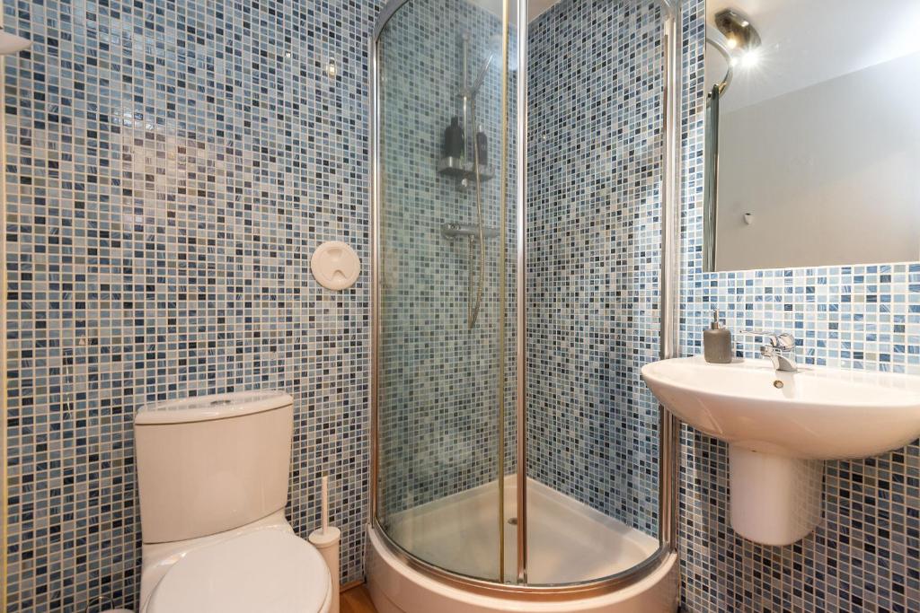 Koupelna v ubytování Modern Spacious 3 Bedroom City Centre Apartment - Free Parking - Private Balcony
