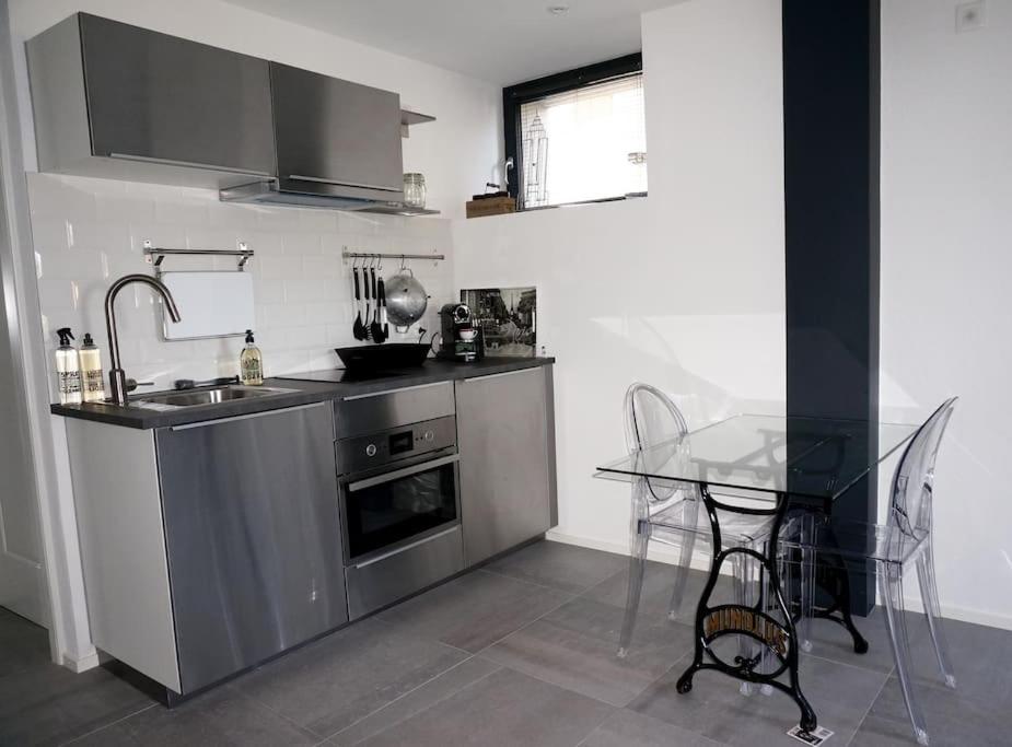 Kuchyň nebo kuchyňský kout v ubytování Beau studio dans ancienne grange rénovée.